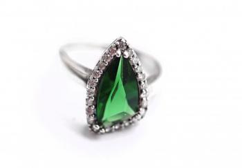 Luxusn stbrn prsten se zelenm kamenem