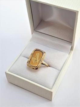 Zlat prsten se zednskm znakem