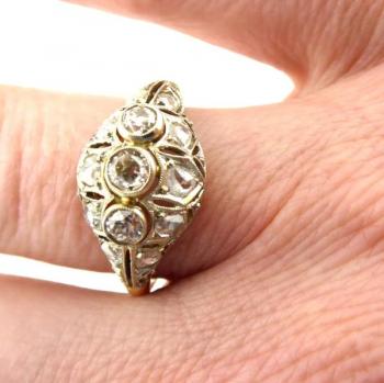 Zlat prsten s 3 brilianty a diamantovmi routami