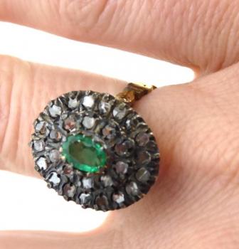 Prsten se smaragdem a diamantovmi routami